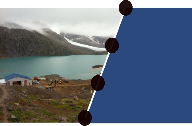 Title: l'image de la page de titre - Description: Photo prise en donnant sur le Lac Brucejack. Structures et équipement reliées au projet aurifère Brucejack apparaissent au premier plan, et le glacier Knipple à l'arrière plan. 